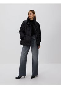 Reserved - Pikowana kurtka z wysokim kołnierzem - czarny. Kolor: czarny. Materiał: tkanina. Wzór: gładki #1