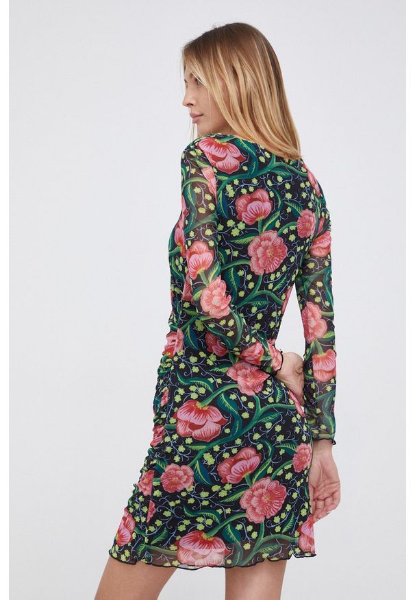 Desigual Sukienka kolor czarny mini dopasowana. Kolor: czarny. Materiał: dzianina. Długość rękawa: długi rękaw. Typ sukienki: dopasowane. Długość: mini
