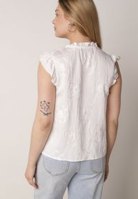 Born2be - Biała Bawełniana Bluzka z Kwiatowym Haftem i Falbankami Sabrilato. Okazja: na co dzień, do pracy. Typ kołnierza: kołnierz z falbankami. Kolor: biały. Materiał: bawełna. Wzór: kwiaty, haft. Styl: casual, klasyczny, elegancki #8