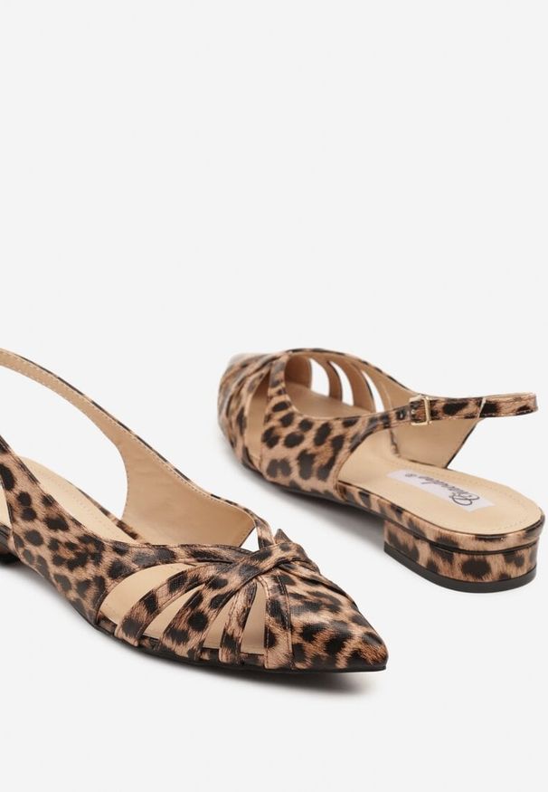 Renee - Panterkowe Sandały Typu Slingback Ozdobione Wycięciami Tenosea. Okazja: do pracy, na co dzień. Zapięcie: sprzączka. Materiał: skóra. Wzór: aplikacja. Styl: klasyczny, casual, elegancki
