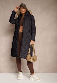 Renee - Czarna Kurtka Pikowana o Długim Kroju z Kapturem Erivana. Okazja: na co dzień. Typ kołnierza: kaptur. Kolor: czarny. Materiał: jeans. Długość: długie. Styl: elegancki, casual