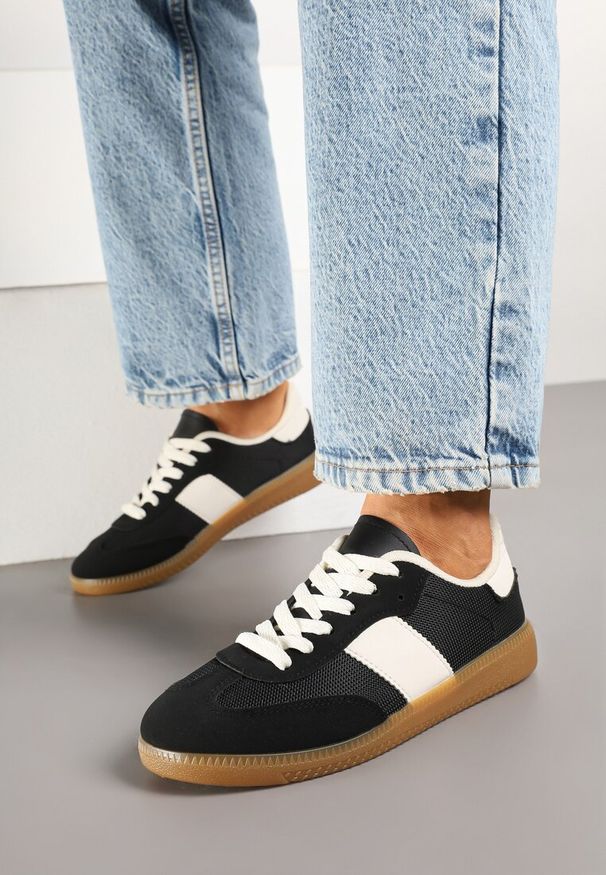 Renee - Czarne Sneakersy Tenisówki w Kultowym Stylu Neolithaen. Okazja: na co dzień. Zapięcie: sznurówki. Kolor: czarny. Materiał: jeans