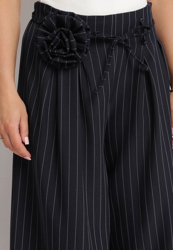 Born2be - Granatowe Spodnie o Kroju Palazzo z Wysokim Stanem i Kwiatową Broszką Folanta. Okazja: na co dzień, na spotkanie biznesowe. Stan: podwyższony. Kolor: niebieski. Wzór: kwiaty. Styl: casual, elegancki, biznesowy