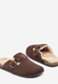 Born2be - Brązowe Kapcie Chodaki na Korkowej Podeszwie z Paskiem i Klamrą Aponella. Okazja: do domu. Zapięcie: klamry. Kolor: brązowy. Materiał: jeans #5