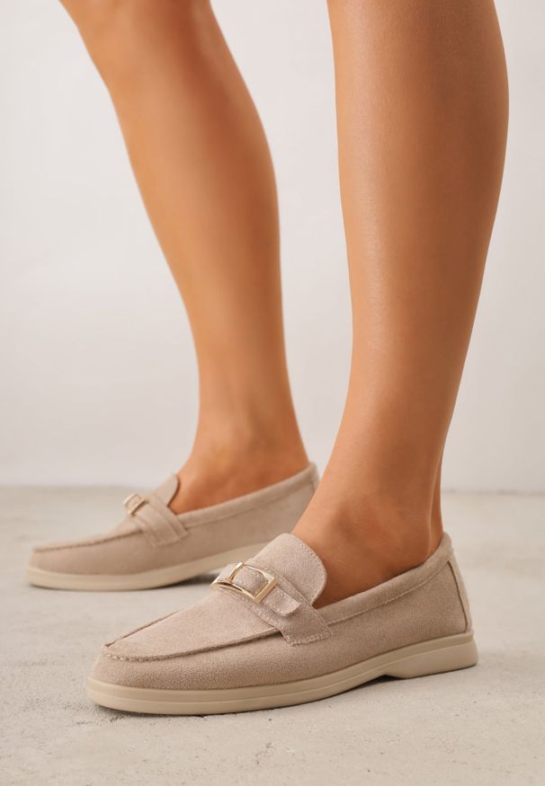 Renee - Ciemnobeżowe Mokasyny Ozdobione Metaliczną Klamrą Murielori. Okazja: do pracy, na co dzień, na spotkanie biznesowe. Zapięcie: klamry. Kolor: beżowy. Materiał: jeans. Wzór: aplikacja. Styl: elegancki, biznesowy, casual