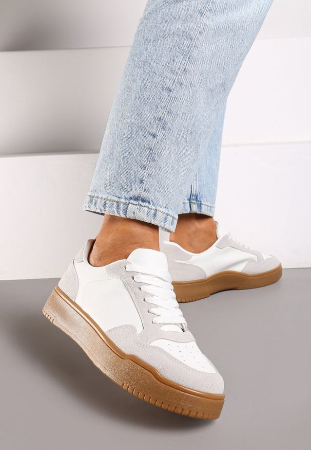 Born2be - Białe Klasyczne Płaskie Sneakersy Ozdobione Perforacją Praeria. Okazja: na co dzień, na spotkanie biznesowe. Kolor: biały. Materiał: jeans. Szerokość cholewki: normalna. Wzór: aplikacja