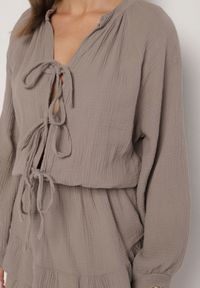 Born2be - Ciemnobeżowy Wiązany Bawełniany Kombinezon Boho z Falbankami i Wiązaniem Lalelia. Okazja: na imprezę, na co dzień. Kolor: beżowy. Materiał: bawełna. Sezon: lato. Styl: boho #3