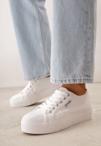 Born2be - Białe Klasyczne Trampki VICES w Stylu Basic Riovanna. Okazja: na co dzień. Kolor: biały. Materiał: jeans. Szerokość cholewki: normalna. Styl: klasyczny #1