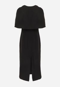 Born2be - Czarna Dopasowana Elegancka Sukienka VICES z Pelerynką Celareca. Kolor: czarny. Materiał: poliester. Długość rękawa: na ramiączkach. Styl: elegancki #4