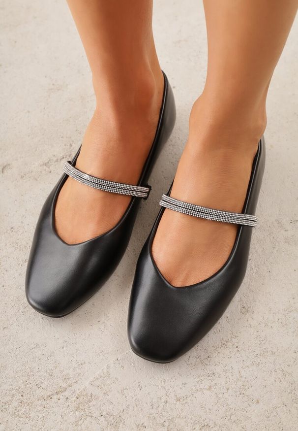 Renee - Czarne Balerinki w Stylu Mary Jane z Paskiem z Cyrkoniami Cireris. Okazja: na imprezę. Zapięcie: pasek. Kolor: czarny. Materiał: jeans. Styl: elegancki, klasyczny