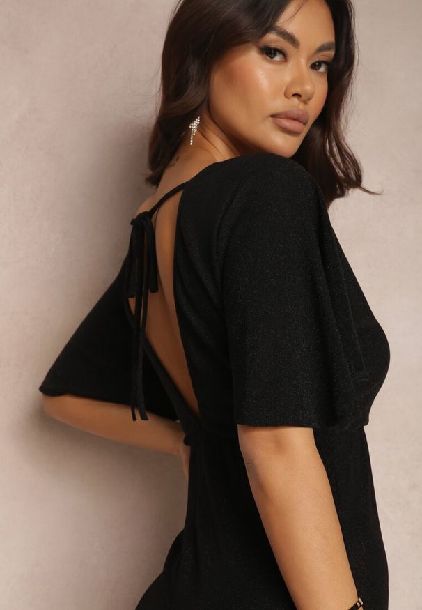 Renee - Czarny Kombinezon z Błyszczącą Nicią i Kopertową Górą Relfe. Kolor: czarny. Styl: elegancki