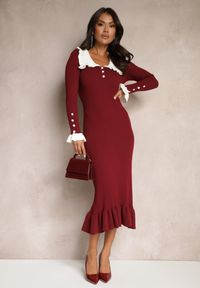 Renee - Bordowa Sukienka Retro z Dzianiny z Wiskozą Zdobiona Kołnierzykiem Zihanne. Okazja: na co dzień. Kolor: czerwony. Materiał: wiskoza, dzianina. Długość rękawa: długi rękaw. Wzór: aplikacja. Styl: retro
