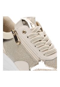 Beżowe Sneakersy Marco Tozzi Stylowe Obuwie Damskie Na Koturnie. Kolor: beżowy. Materiał: materiał. Wzór: nadruk. Obcas: na koturnie #6