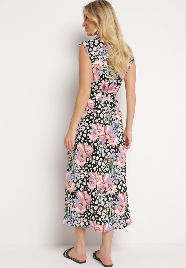 Born2be - Czarno-Różowa Sukienka Koszulowa w Kwiaty Zapinana na Guziki z Materiałowym Paskiem Himpia. Okazja: na spotkanie biznesowe. Typ kołnierza: kołnierzyk klasyczny. Kolor: czarny. Materiał: materiał. Wzór: kwiaty. Typ sukienki: koszulowe. Styl: klasyczny, biznesowy