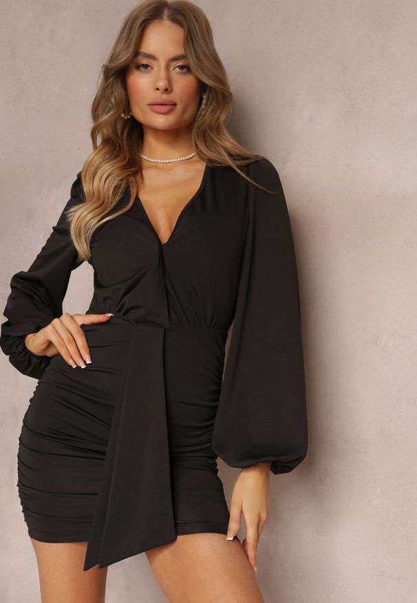 Renee - Czarna Marszczona Sukienka z Bufiastymi Rękawami i Kokardką Minellos. Typ kołnierza: kokarda. Kolor: czarny. Typ sukienki: kopertowe. Długość: mini