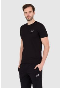 EA7 Emporio Armani - EA7 Czarny t-shirt męski z małym białym logo. Kolor: czarny