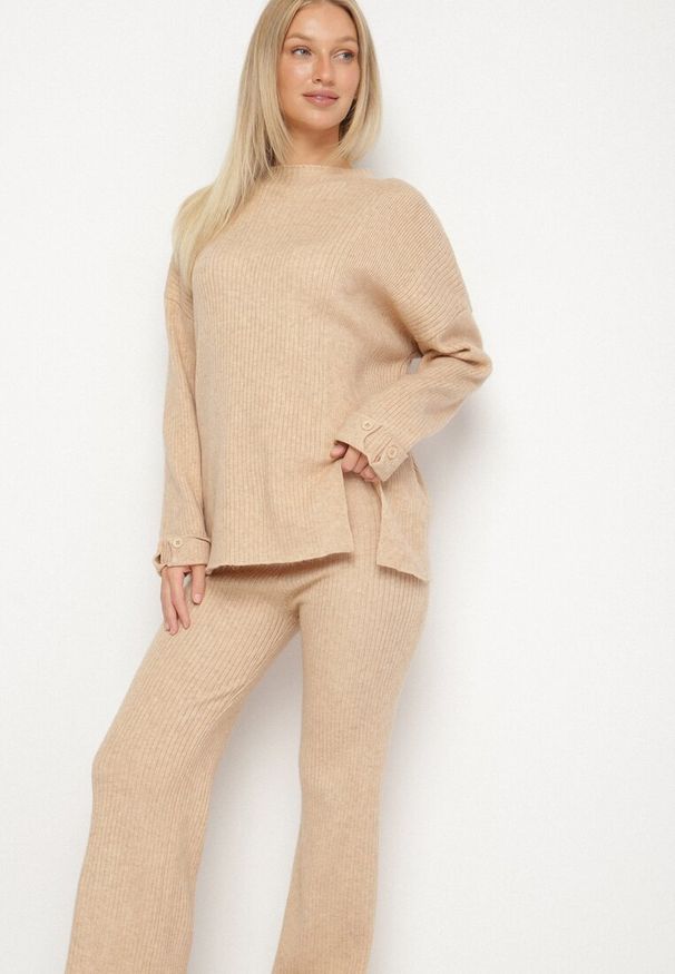 Born2be - Beżowy Komplet Dzianinowy z Wełną i Bawełną Sweter z Guzikami i Spodnie Lanadia. Kolor: beżowy. Materiał: wełna, bawełna, dzianina