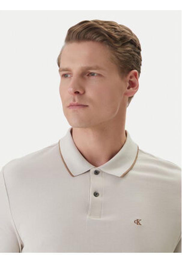 Calvin Klein Polo LV04LC239G Écru Regular Fit. Typ kołnierza: polo. Kolor: kremowy. Materiał: bawełna