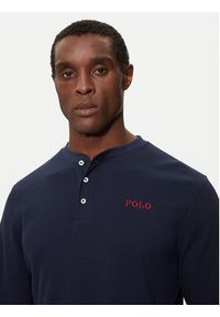 Polo Ralph Lauren Longsleeve 714950609002 Granatowy Slim Fit. Typ kołnierza: polo. Kolor: niebieski. Materiał: bawełna, syntetyk. Długość rękawa: długi rękaw