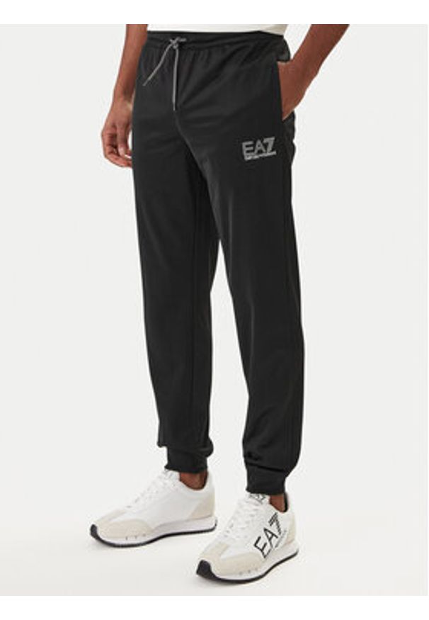 EA7 Emporio Armani Dres 7M001320 AF12449 Czarny Regular Fit. Kolor: czarny. Materiał: syntetyk