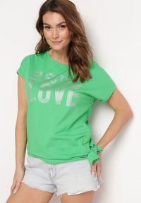 Born2be - Zielony T-shirt z Bawełny Ozdobiony Nadrukiem z Przodu i Wiązaniem z Boku Abivara. Okazja: na co dzień. Kolor: zielony. Materiał: bawełna. Wzór: nadruk, aplikacja. Styl: casual #1