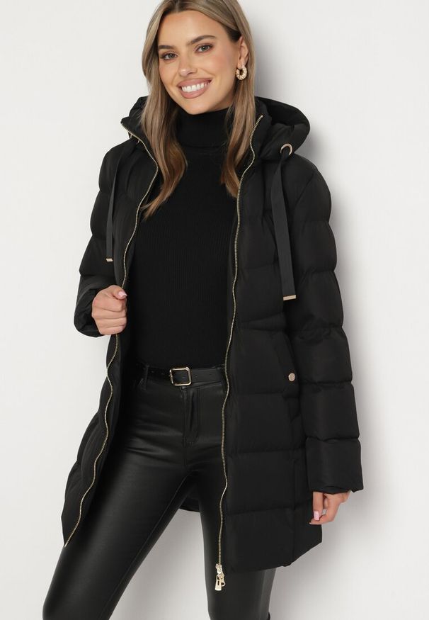 Born2be - Czarna Długa Pikowana Kurtka z Kapturem i Dwustronnym Suwakiem Naorinae. Okazja: do pracy, na co dzień. Typ kołnierza: kaptur. Kolor: czarny. Materiał: jeans. Długość rękawa: długi rękaw. Długość: długie. Sezon: zima. Styl: casual, elegancki