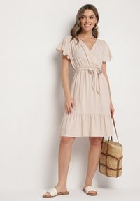 Born2be - Beżowa Wiskozowa Sukienka z Kopertowym Dekoltem i Paskiem Aurenelle. Okazja: na co dzień. Typ kołnierza: dekolt kopertowy. Kolor: beżowy. Materiał: wiskoza. Długość rękawa: krótki rękaw. Sezon: wiosna, lato. Typ sukienki: kopertowe. Styl: casual #5