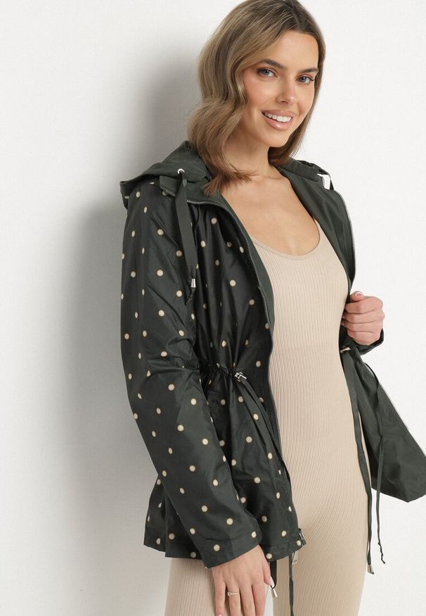 Born2be - Ciemnozielona Kurtka Parka Dwustronna ze Ściągaczem w Talii i Kapturem Tillisaya. Okazja: na co dzień. Kolor: zielony. Materiał: jeans. Sezon: wiosna, jesień. Styl: casual, elegancki