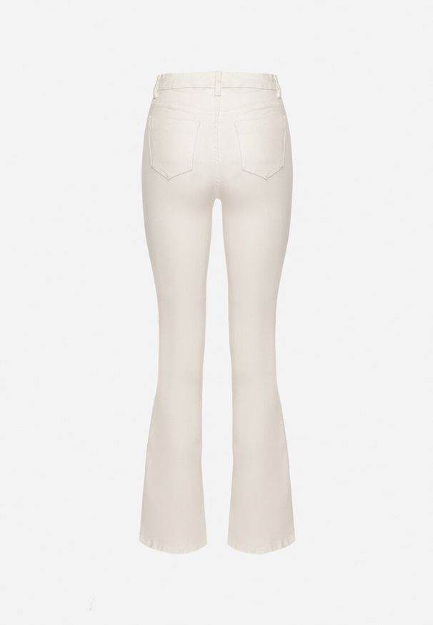 Born2be - Białe Jeansy z Bawełny o Kroju Dzwonów Tiloreia. Kolor: biały. Styl: elegancki