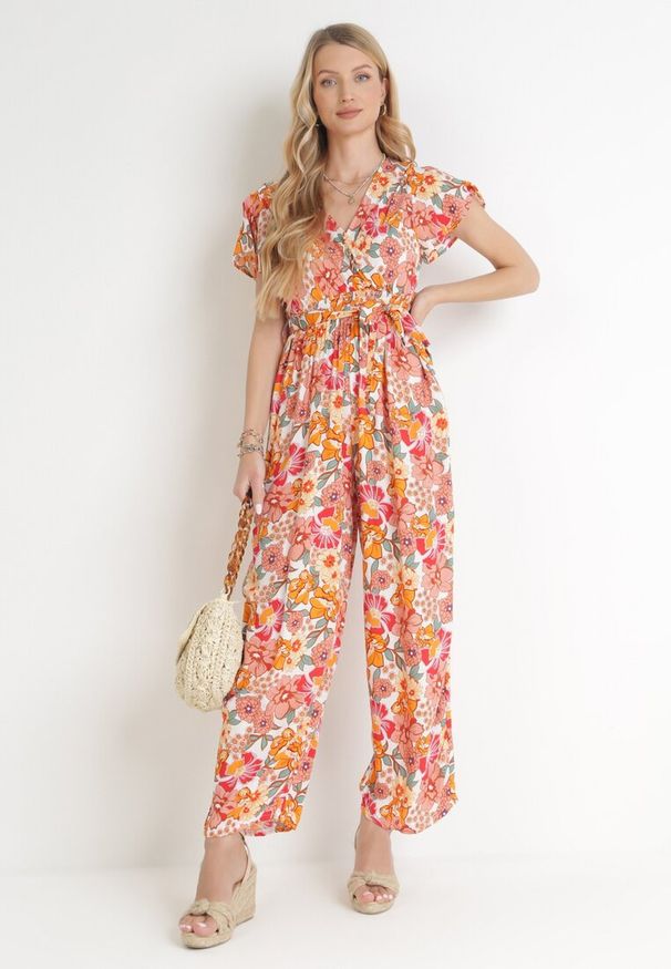 Born2be - Pomarańczowo-Biały Wiskozowy Kombinezon z Cienkimi Gumkami w Pasie i Materiałowym Paskiem Athelia. Kolor: pomarańczowy. Materiał: wiskoza, materiał. Wzór: kwiaty. Sezon: wiosna, lato