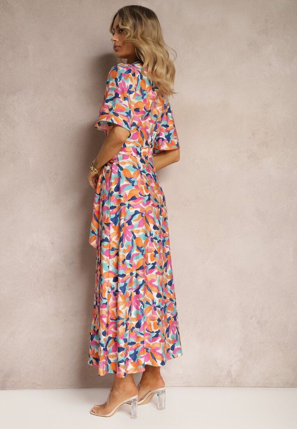 Renee - Beżowo-Różowa Sukienka z Kopertowym Dekoltem i Materiałowym Paskiem w Kwiaty Tulpia. Okazja: na co dzień. Kolor: beżowy. Materiał: materiał. Długość rękawa: krótki rękaw. Wzór: kwiaty. Typ sukienki: kopertowe. Styl: casual