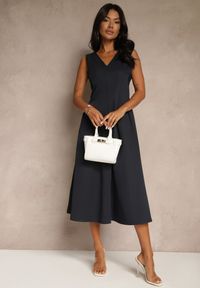 Renee - Granatowa Rozkloszowana Sukienka z Dekoltem w Kształcie Litery V Agilia. Okazja: na spacer. Typ kołnierza: dekolt w kształcie V. Kolor: niebieski. Sezon: lato #3