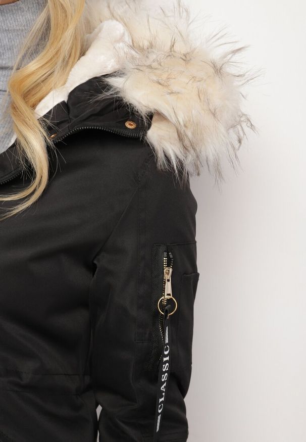 Born2be - Czarno-Beżowa Kurtka Parka z Futerkowym Odpinanym Zdobieniem przy Kapturze Inellae. Okazja: na co dzień. Kolor: czarny. Materiał: jeans, futro, dzianina. Wzór: aplikacja. Styl: elegancki, klasyczny, casual