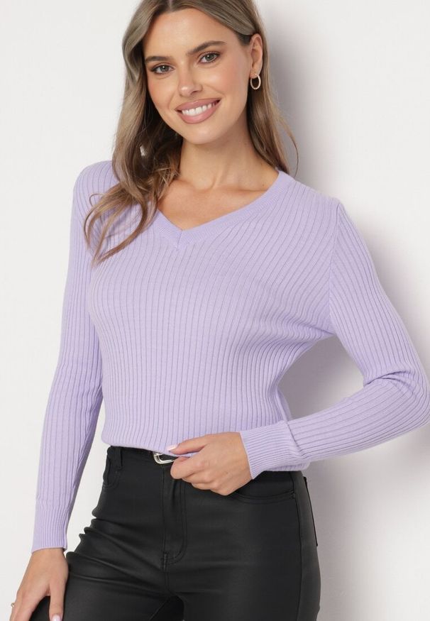 Born2be - Fioletowy Sweter z Trójkątnym Dekoltem z Prążkowanej Dzianiny Derige. Okazja: na co dzień. Kolor: fioletowy. Materiał: dzianina, prążkowany. Styl: casual