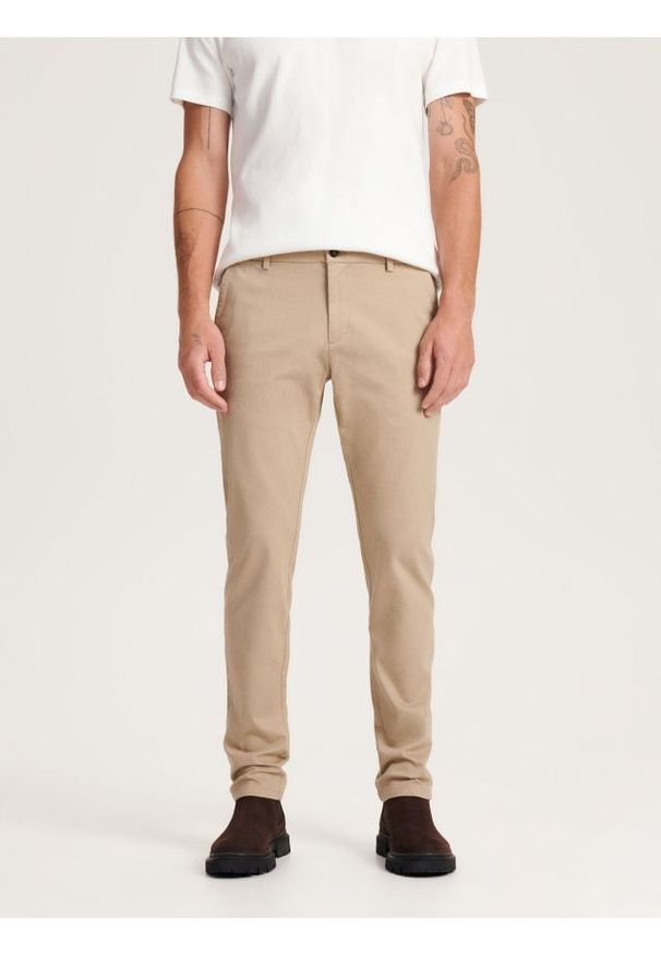 Reserved - Spodnie chino slim fit - beżowy. Kolor: beżowy. Materiał: tkanina, bawełna
