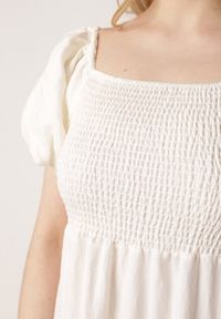 Born2be - Jasnobeżowa Wiskozowa Sukienka z Bufiastymi Rękawami i Marszczoną Górą Liones. Okazja: na co dzień. Kolor: beżowy. Materiał: wiskoza. Długość rękawa: krótki rękaw. Sezon: lato. Typ sukienki: proste. Styl: wakacyjny, casual #3