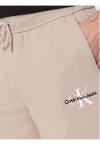 Calvin Klein Jeans Spodnie dresowe Monologo J30J324685 Beżowy Regular Fit. Kolor: beżowy. Materiał: bawełna, dresówka #5