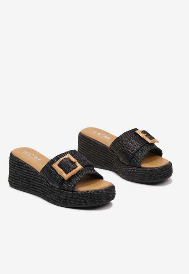 Renee - Czarne Klapki na Koturnie z Plecionką i Klamrą Delionora. Okazja: na co dzień, na spacer. Kolor: czarny. Sezon: lato. Obcas: na koturnie. Styl: elegancki, casual