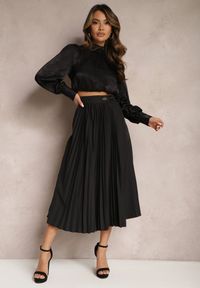 Renee - Czarna Plisowana Spódnica Midi z Ozdobną Klamerką o Rozkloszowanym Kroju Galeasa. Okazja: na co dzień, na imprezę. Kolor: czarny. Styl: casual