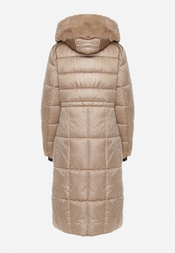 Born2be - Ciemnobeżowa Pikowana Kurtka z Kapturem z Futerkiem z Możliwością Odpięcia Ściągana w Talii Ravanna. Okazja: na co dzień. Typ kołnierza: kaptur. Kolor: beżowy. Materiał: futro. Styl: casual, elegancki