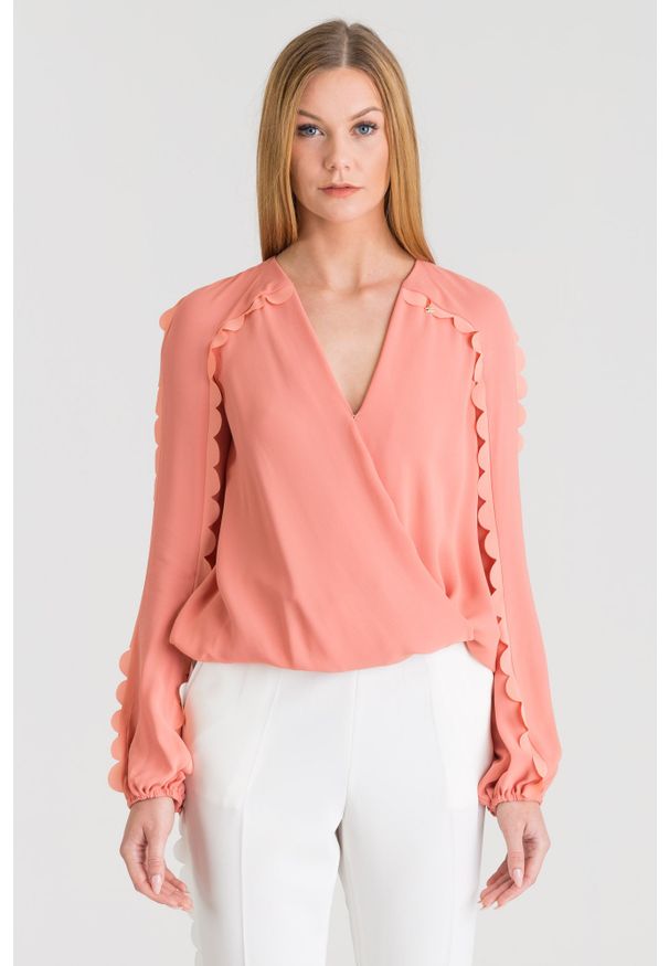 Różowa bluzka z długim rękawem Elisabetta Franchi z falbanką. Kolor: różowy. Długość rękawa: długi rękaw. Długość: długie. Styl: rockowy, elegancki