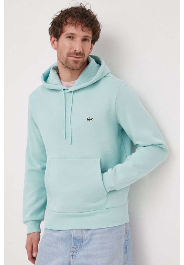 Lacoste bluza męska kolor turkusowy z kapturem gładka SH9623-031. Typ kołnierza: kaptur. Kolor: turkusowy. Materiał: bawełna, poliester, dzianina. Wzór: gładki