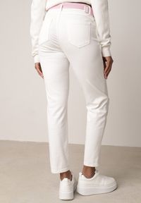Born2be - Białe Jeansy z Bawełną i Wiskozą o Kroju Mom Fit z Apaszką i Paskiem Hetirae. Okazja: na co dzień. Kolor: biały. Styl: casual, elegancki #4