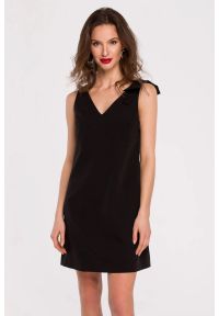 Makover - Sukienka trapezowa mini dekolt V i szerokie ramiączka czarna. Okazja: na randkę, na ślub cywilny, na wesele. Kolor: czarny. Długość rękawa: na ramiączkach. Typ sukienki: trapezowe. Styl: wizytowy. Długość: mini #3
