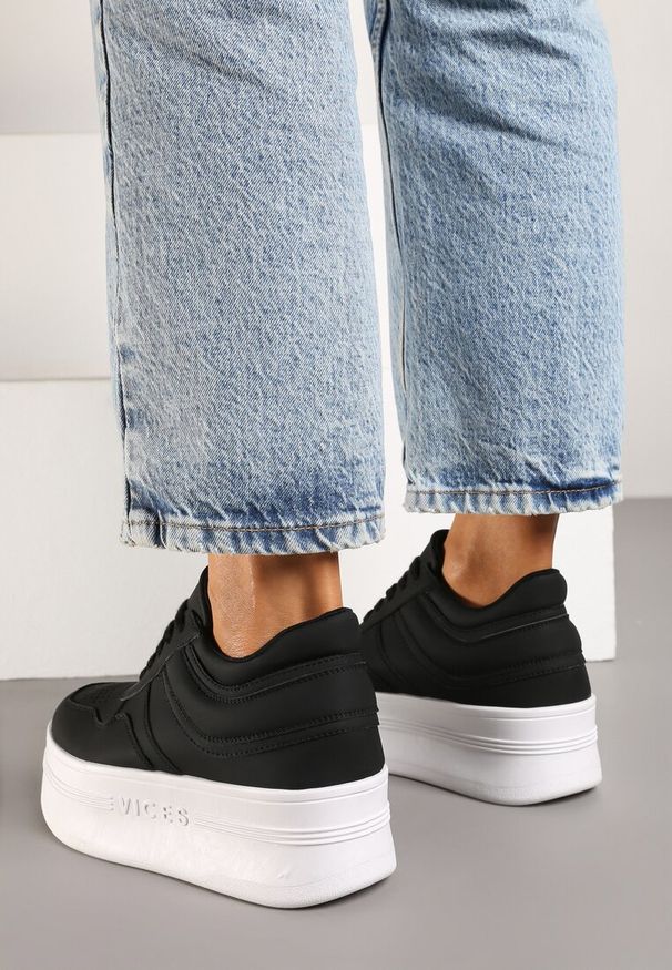 Renee - Czarne Sneakersy Vices na Platformie z Tłoczonym Napisem ze Sznurowaniem Eanneth. Okazja: na co dzień, na spacer. Kolor: czarny. Wzór: napisy. Obcas: na platformie. Sport: turystyka piesza
