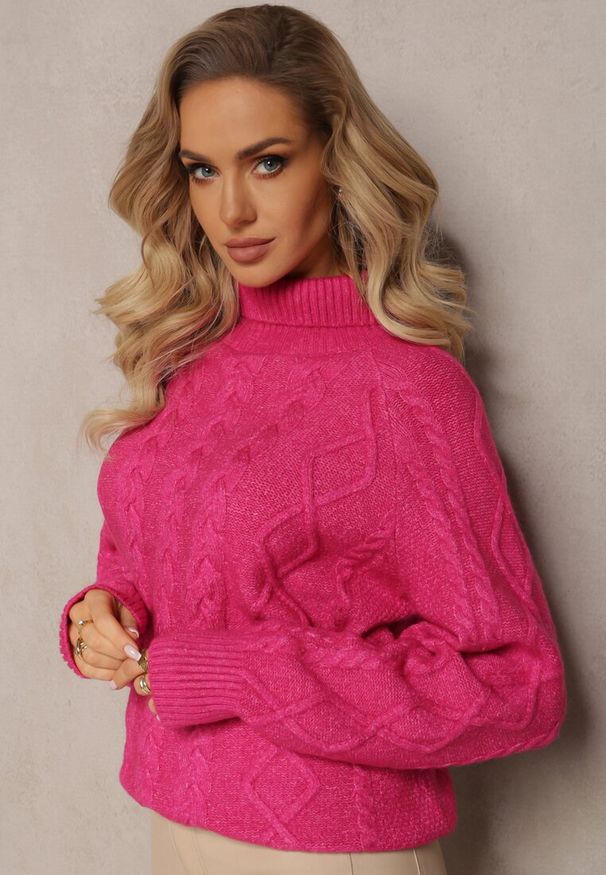 Renee - Fuksjowy Oversizowy Golf w Ozdobny Splot Jupiterra. Typ kołnierza: golf. Kolor: różowy. Materiał: dzianina, tkanina. Długość rękawa: długi rękaw. Długość: długie. Wzór: ze splotem