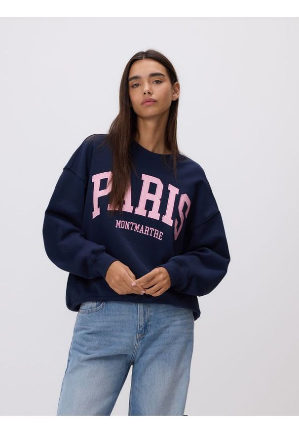 Reserved - Bluza z haftowanym napisem - granatowy. Kolor: niebieski. Materiał: dzianina, bawełna. Wzór: napisy, haft