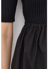 GESTUZ - Gestuz sukienka kolor czarny midi rozkloszowana. Kolor: czarny. Materiał: bawełna, materiał, wiskoza, dzianina. Długość rękawa: krótki rękaw. Typ sukienki: rozkloszowane. Długość: midi #5