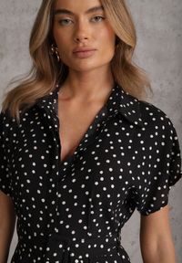 Renee - Czarna Wiskozowa Sukienka w Kropeczki o Koszulowym Kroju z Wiązanym Paskiem Jynyra. Kolor: czarny. Materiał: wiskoza. Sezon: lato. Typ sukienki: koszulowe. Styl: elegancki, retro, klasyczny #4