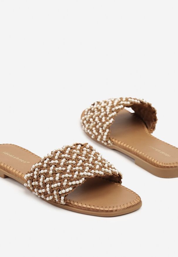 Born2be - Ciemnobeżowe Klapki z Koralikami w Stylu Boho Sorea. Okazja: na spacer, na co dzień. Kolor: beżowy. Wzór: aplikacja. Sezon: lato. Obcas: na obcasie. Styl: boho. Wysokość obcasa: niski